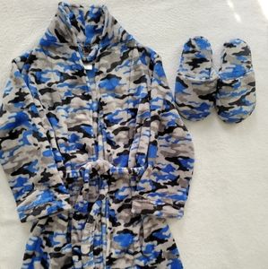 Boys robe & slippers. Never used. Size 6-7